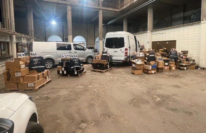 Foto: Aduanas. Los conductores de ambas camionetas están detenidos.