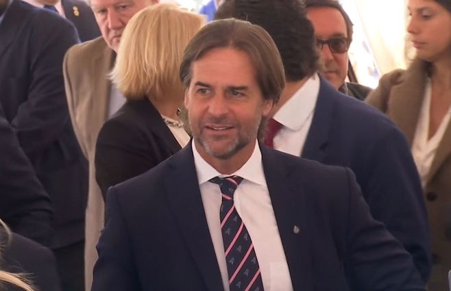 lacalle-pou-en-banco-de-prótesis.jpg
