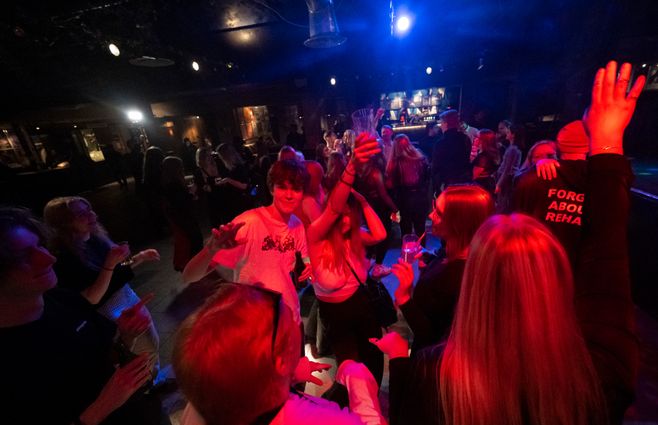 Jóvenes en Suecia festejan el fin de las restricciones por el Covid-19. (AFP).