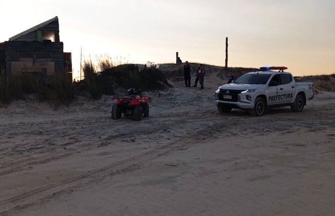 Las autoridades hallaron un cuchillo y ropa ensangrentada en la playa, vinculados con el homicidio.