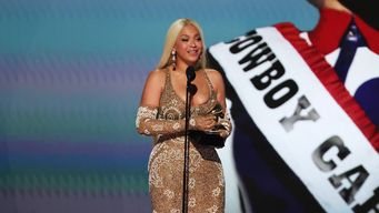 beyonce y kendrick lamar triunfan en grammys; shakira dio un mensaje a los hermanos migrantes