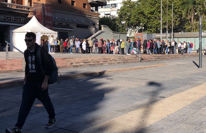 intendencia-montevideo-cola-vacunación-carpa.jpg