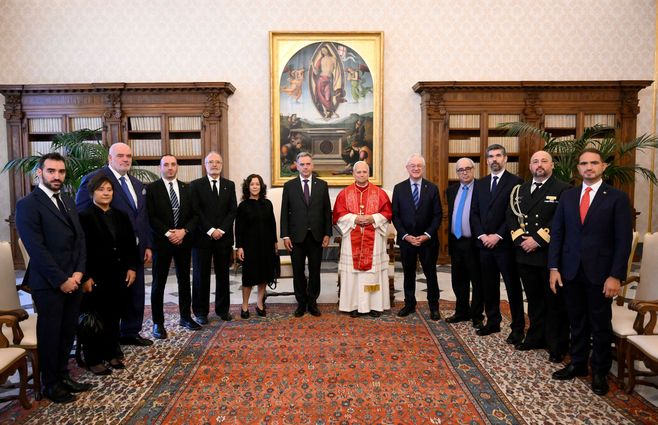 Orsi-papa-León-XIV-y-delegación-AFP