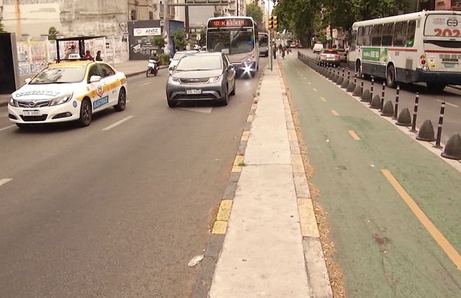 18-de-julio-transporte-omnibus-taxi-suelo-ciclovia-transito