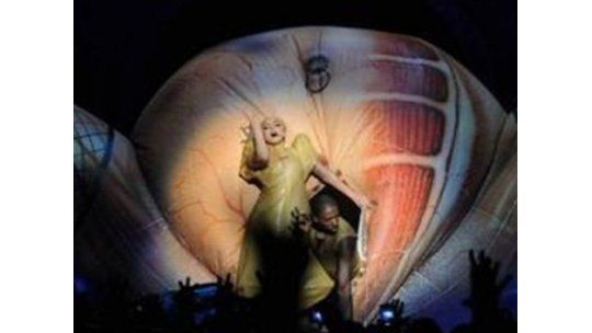 Lady Gaga sale de vagina inflable en concierto