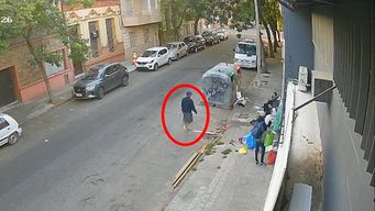 cordon: sin mediar palabra, apunalo a dos personas en situacion de calle; quedo registrado en camaras