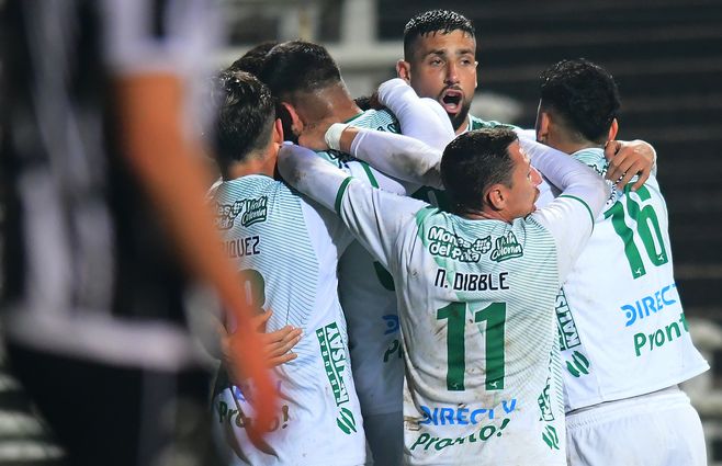 El festejo del plantel tras la victoria conseguida en el Parque Viera y posibilita a Plaza la clasificación directa a las finales del Uruguayo