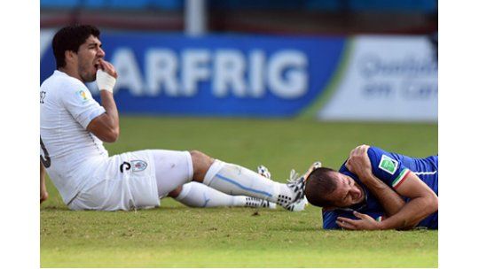 Polémica por mordida de Suárez a Chiellini: se arriesga a sanción