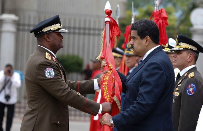 Comandante General del Ejército Bolivariano Suárez Chouro saluda al presidente Maduro. está en el cargo desde junio de 2017. Acompañó a Chávez en el fallido Golpe de Estado del 4 de febrero de 1992