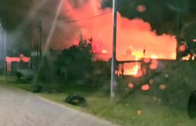 Foto: Bomberos, vía Policía de Canelones. Incendio en Pinamar, Canelones.
