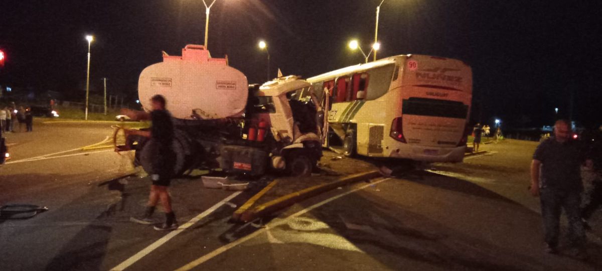 Tres personas graves en siniestro entre ómnibus interdepartamental y camión en Vergara