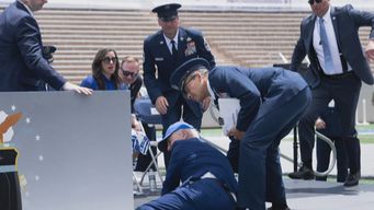 nuevo tropezon del presidente de estados unidos joe biden