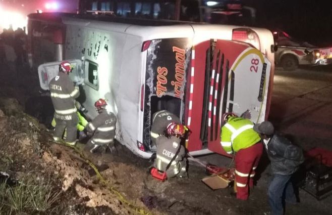 accidente-omnibus-ecuador-BOMBEROS-CUENCA-TW.jpg