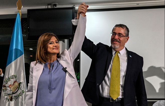 Bernardo Arévalo celebra con su candidata a vicepresidente Karin Herrera. AFP.