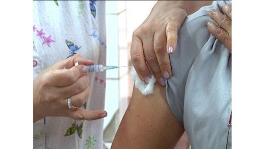 Vacunan a personal de la salud contra la tos convulsa