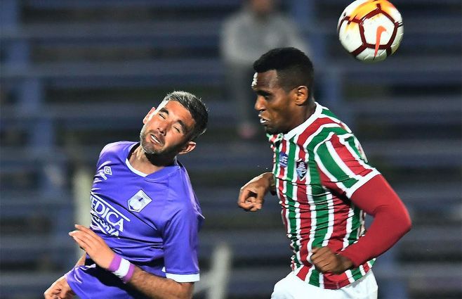 Chino Navarro va por una pelota de aire. Fue la figura de los violetas en la victoria ante Fénix