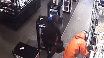 nuevo robo pirana: delincuentes en motos asaltaron farmacia de carrasco y se llevaron perfumes