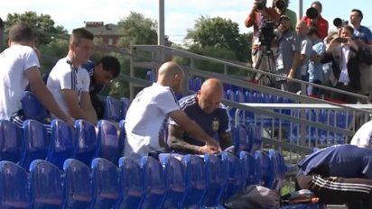 Mascherano y Sampaoli hablan de estrategia en un aparte del entrenamiento.&nbsp;