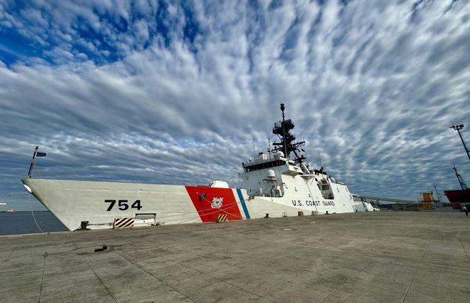 El buque de la Guardia Costera en el puerto de Montevideo este sábado 27 de abril. Foto: Emiliano Gutiérrez, Subrayado.