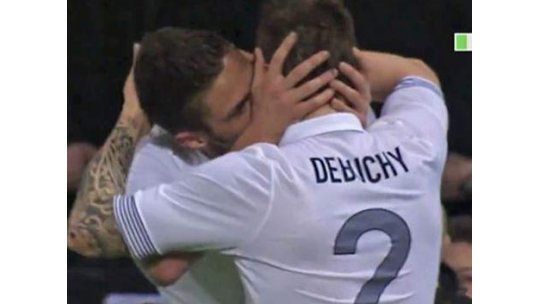 Polémico festejo con un beso en la boca entre futbolistas