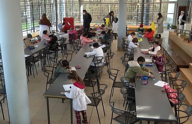 clases-niños-tapabocas-distancia-social-escuela.jpg