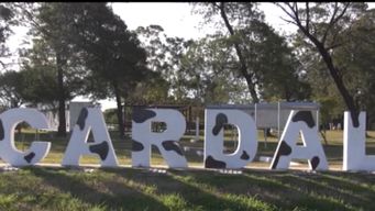 villa cardal, la capital de la cuenca lechera con un bosque magico donde ninos dejan juguetes