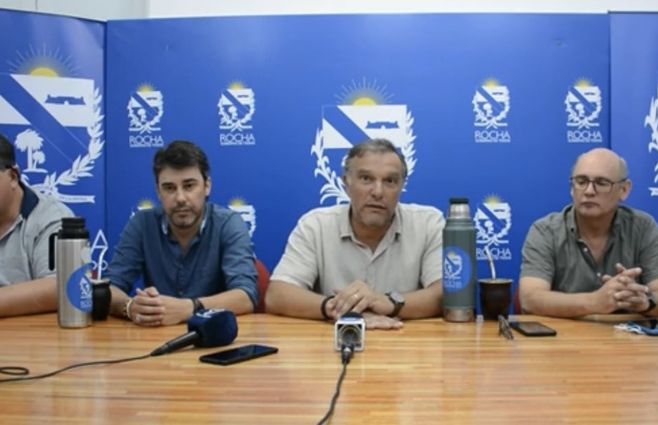 Alejo Umpiérrez (al centro) con la plana mayor de la Intendencia de Rocha&nbsp;