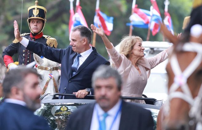 Orsi y Cosse camino a la plaza Independencia. Foto: FocoUy