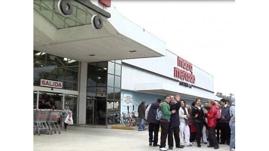 Paro y movilización de trabajadores de Macro Mercado Carrasco