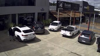 dos delincuentes robaron un arma de adentro de un auto de un empresario en ciudad de la costa