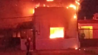 una familia quedo atrapada cuando su casa estaba en llamas; policias rescataron a las tres victimas