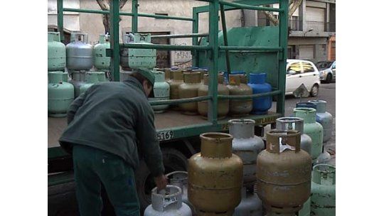 Trabajadores vuelven a cargar garrafas de Acodike y Riogas