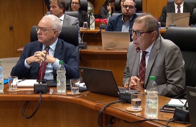 El canciller Lubetkin y el ministro Oddone en la comisión especial del Senado este lunes 23. 