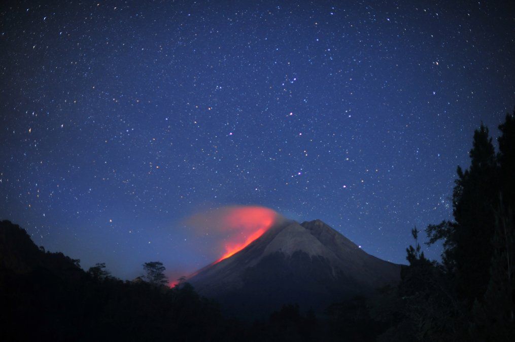 El monte Merapi, el volcán más activo de Indonesia, arroja ceniza y lava como se ve desde Sleman en Yogyakarta &nbsp;