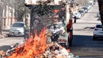 incendio en camion recolector en palermo: trabajadores tuvieron que tirar los residuos en plena calle