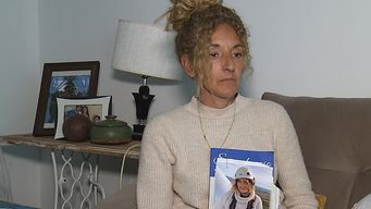 andrea subio al escenario el 1 de mayo y reclama la verdad sobre la muerte de su hija