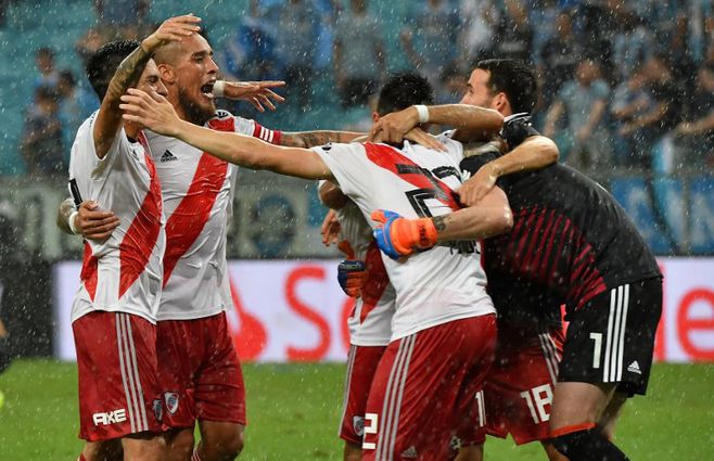 Festejo de River bajo la lluvia torrencial en Porto Alegre. Gremio se defendió y pagó cara su estrategia
