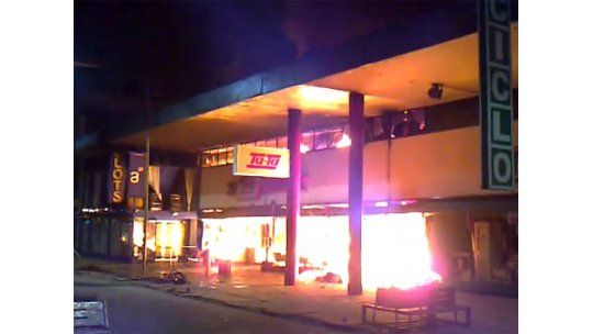 Impactante incendio en supermercado en pleno centro de Melo