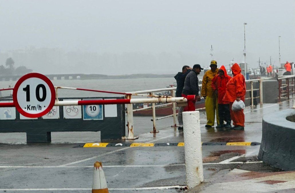Hombre cayó al agua desde una embarcación que salió de Puerto del Buceo y hay operativo de búsqueda