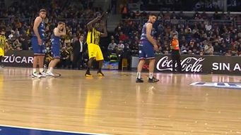 identifican a hincha de penarol que tiro una botella en final de basquetbol