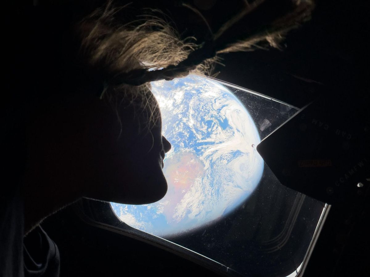 La astronauta Christina Koch observando el planeta Tierra desde la nave espacial.&nbsp;Crédito: NASA.&nbsp;