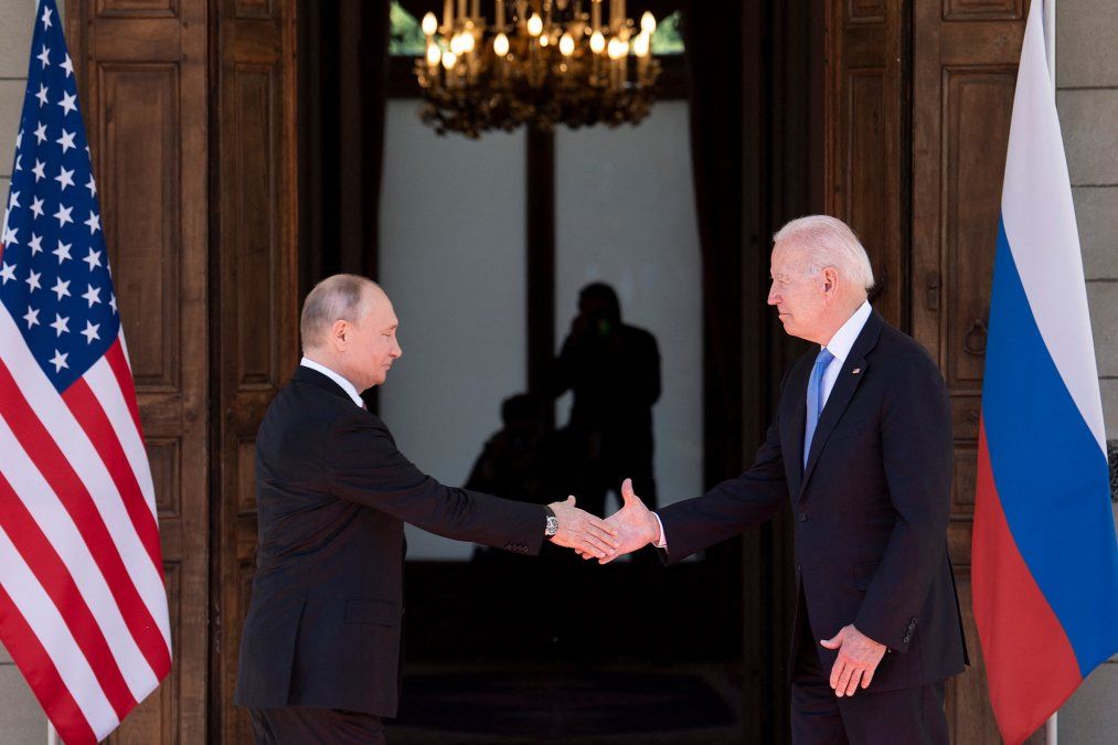 El presidente ruso Vladimir Putin le da la mano al presidente estadounidense Joe Biden antes de la cumbre en la Villa La Grange, en Ginebra