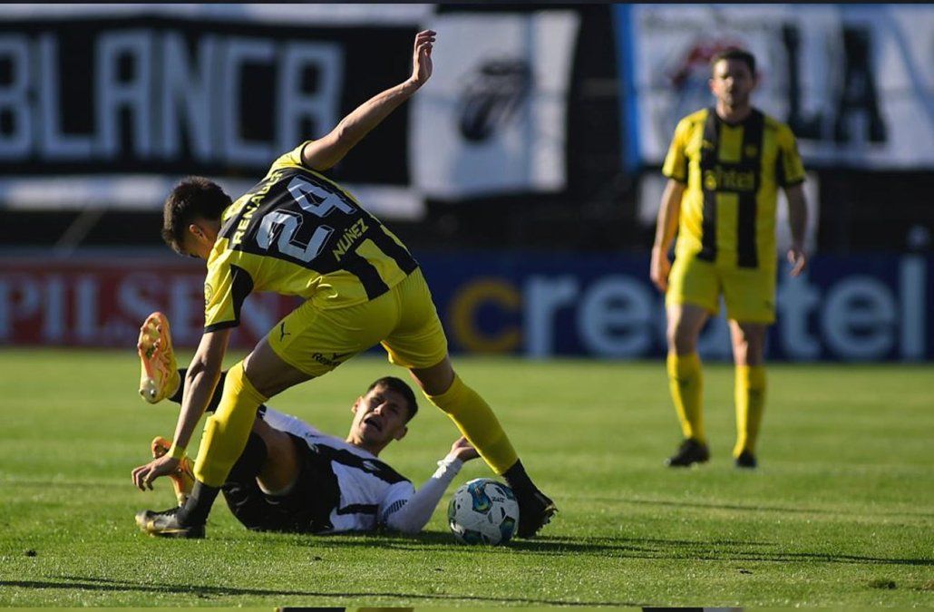 Danubio 2-1 Peñarol por el Clausura: el aurinegro dejó pasar otra