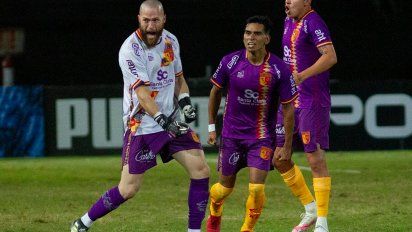 villa espanola le empato a penarol en la hora con un gol de su arquero y desde mitad de cancha