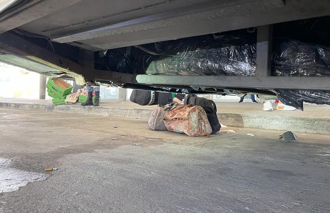 Foto: Aduanas. Mercadería escondida en el chasis del ómnibus.