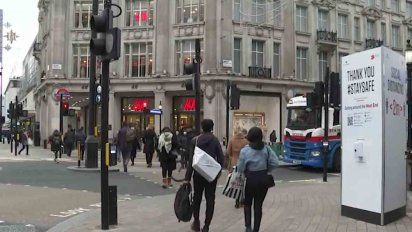 reino unido quiere vacunar todos los adultos antes de otono