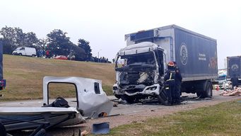 accidente: conductor y acompanante de camion fueron rescatados tras quedar atrapados