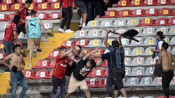 Violencia entre hinchas de dos clubes en una cancha de México.&nbsp;