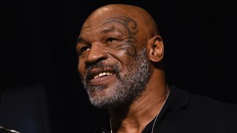 mike tyson golpea a un pasajero en un avion en eeuu y queda registrado en un video