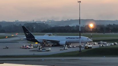 llegaron un millon de dosis de sinovac y una donacion de equipo sanitario